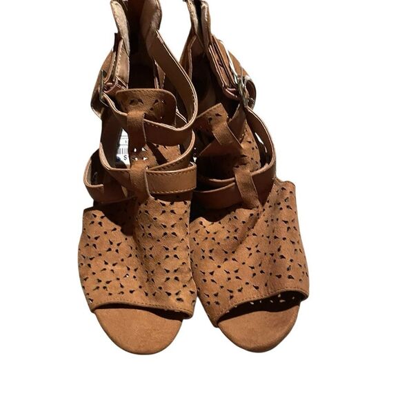 Report new never worn size 8 Brown Strappy Sandals wedge - Picture 1 of 3